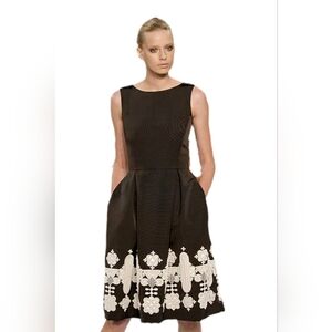 ^□$6,000 OSCAR DE LA RENTA SILK BLK FLORAL RUNWAY MIDI DRESS 8